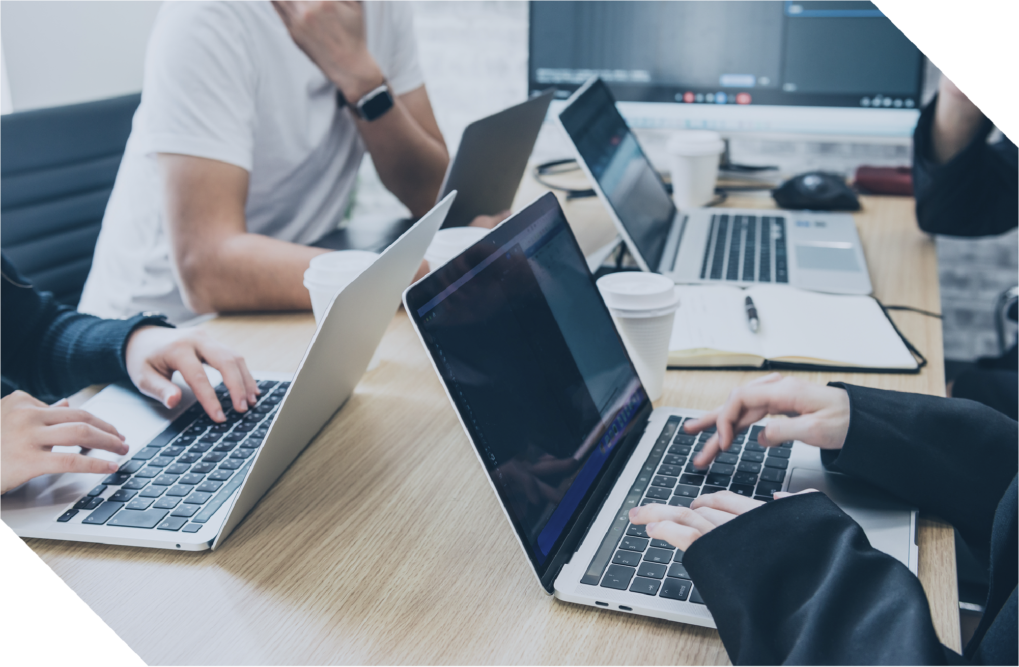 ノートPCを開きながら4人で会議をしている様子