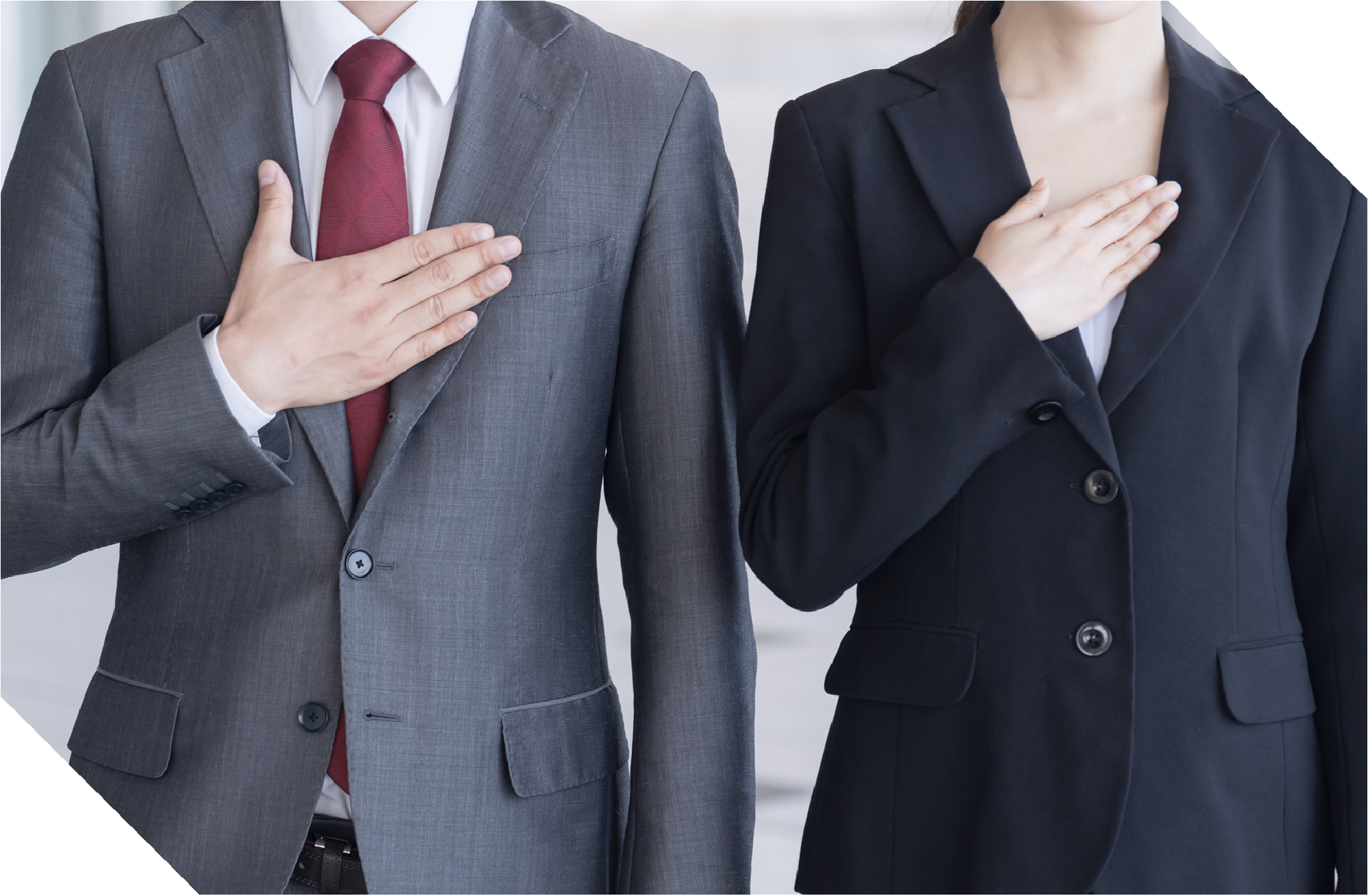 SNS運用の信頼性を示す2人のビジネスマン
